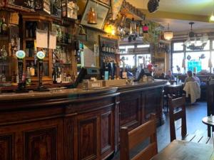 un bar en un pub con gente sentada en las mesas en THE PRINCE OF GREENWICH Museum Pub, en Londres