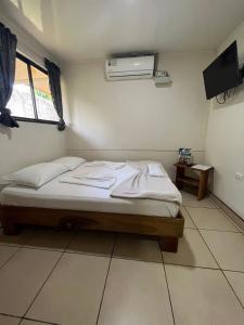 Postel nebo postele na pokoji v ubytování Le Petit Hotel