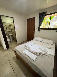 Postel nebo postele na pokoji v ubytování Le Petit Hotel