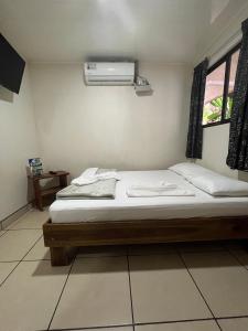 Postel nebo postele na pokoji v ubytování Le Petit Hotel