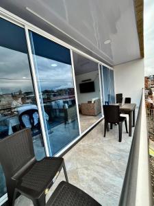 a room with a balcony with a table and chairs at APARTAMENTOS SUPER PENTHOUSE con BALCÓN in El Colegio
