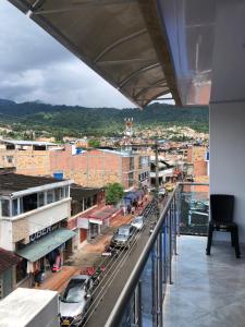- un balcon offrant une vue sur la ville dans l'établissement APARTAMENTOS SUPER PENTHOUSE con BALCÓN, à El Colegio