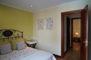 une chambre avec un lit et une porte donnant sur un couloir dans l'établissement ALMAR, Apartamento en Luanco., à Luanco 60 autres photos