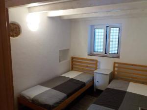 - une chambre avec 2 lits et une fenêtre dans l'établissement Sunny Aljezur da Viana, (Aljezur, Costa Vicentina), à Aljezur