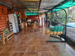 Habitación con suelo de madera y columpio en Sentirse en casa, en Puerto Iguazú
