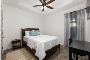 1 dormitorio con 1 cama y ventilador de techo en Spacious Modern 3/BD 2/BA Netflix, WiFi, Parking, en Edinburg