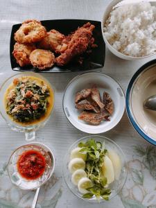una tavola ricoperta di piatti e ciotole di cibo di Bromo Tanjung a Tosari