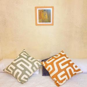 イスタパにあるCasa ALOA Ixtapaのベッド1台(枕2つ付)、壁に絵が描かれています。