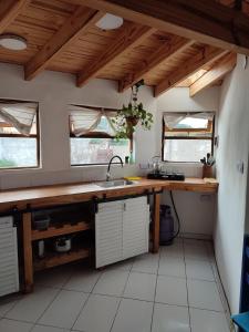 cocina con fregadero y encimera con ventanas en Alojamientos CUYEN para 2 o 3 personas Playa Quequen y El Faro en Quequén