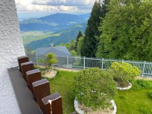 a balcony with a view of the mountains at BLU Appartament in Montoso