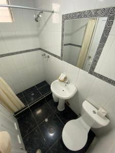 馬丘比丘的住宿－Paititi Classic，一间带水槽、卫生间和镜子的浴室
