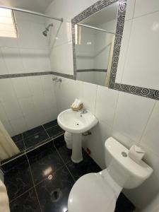 馬丘比丘的住宿－Paititi Classic，一间带卫生间、水槽和镜子的浴室