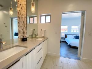 Voodi või voodid majutusasutuse Timber & Tin D 2Bed 2Bath w Pool & Rooftop Deck toas