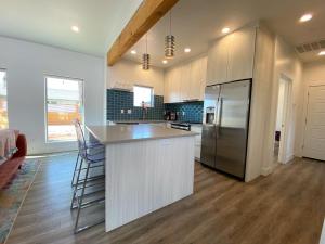 Köök või kööginurk majutusasutuses Timber & Tin D 2Bed 2Bath w Pool & Rooftop Deck