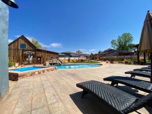 Bassein majutusasutuses Timber & Tin D 2Bed 2Bath w Pool & Rooftop Deck või selle lähedal