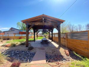 Aed väljaspool majutusasutust Timber & Tin D 2Bed 2Bath w Pool & Rooftop Deck