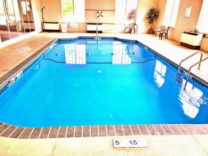 a large pool with blue water in a hotel room at Buffalo Lodge in Buffalo