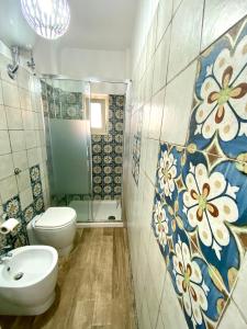 ein Bad mit einem WC, einem Waschbecken und einer Dusche in der Unterkunft Blue Jolie in Scilla