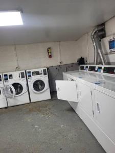 una lavanderia con tre lavatrici di Entire Apt in Chester 