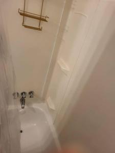 的住宿－Entire Apt in Chester，白色的浴室设有水槽和卫生间。