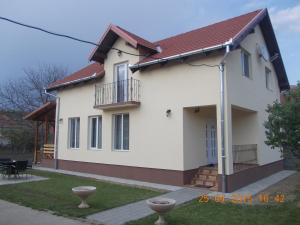 Casa blanca con techo rojo en Casa Neluta, en Haţeg