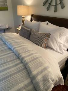 ein Bett mit Kissen und einer Decke darauf in der Unterkunft Blue Vieira Cottage in Fennville