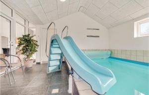 エーベルトフトにあるAmazing Home In Ebeltoft With 7 Bedrooms, Private Swimming Pool And Indoor Swimming Poolのスライダー付きスイミングプール