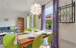 une salle à manger avec une table et des chaises vertes dans l'établissement Seeigel, à Süssau