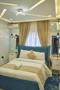 Morak homes - Smart luxury 4-bed with private swimming pool, PS5, snooker, mini gym in reserved secured estate 객실 침대