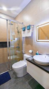 La salle de bains est pourvue de toilettes, d'une douche et d'un lavabo. dans l'établissement Marki Home, à Hô-Chi-Minh-Ville