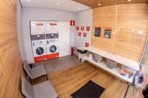 an overhead view of a laundry room with a washer and dryer at Flat - Mini House in Lagoa Santa