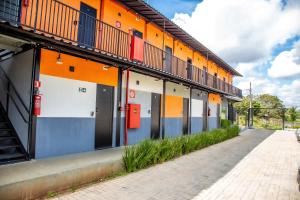 uma fila de portas num edifício em Flat - Mini House em Lagoa Santa