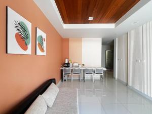 Ban Yang的住宿－Smile Residence at Kaset-Sena，客厅配有沙发和桌子