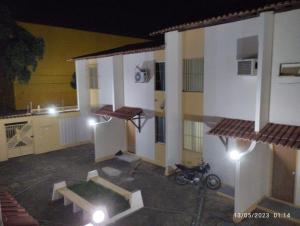 Blick auf ein Gebäude in der Nacht mit einem Motorrad draußen in der Unterkunft Andres home casa J in Governador Valadares