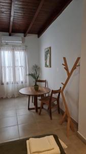 sala de estar con mesa y silla en HOSTERIA CAROL en Salta
