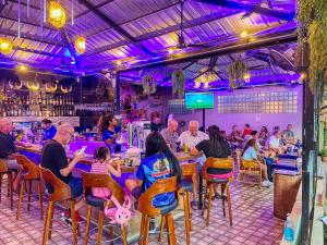 um grupo de pessoas sentadas em mesas em um restaurante em Happy Vikings - Beachfront em Praia de Jomtien
