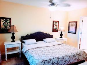 - une chambre avec un lit, 2 tables de nuit et 2 lampes dans l'établissement Your Ultimate Beachfront retreat! Brand New Flooring!!, à Panama City Beach