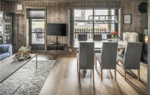 uma sala de estar com uma mesa de jantar com cadeiras em Beautiful Apartment In Trysil With Wifi em Trysil