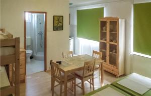 a dining room with a table and chairs and a bathroom at Pet Friendly Apartment In Martinscica With Kitchen in Martinšćica