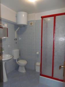 uma casa de banho com um WC, um lavatório e um chuveiro em Apartment in Dramalj with sea view, balcony, air conditioning, WiFi 4623-6 em Dramalj