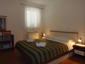 um quarto com uma cama grande com duas toalhas em Apartment in Dramalj with sea view, balcony, air conditioning, WiFi 4623-6 em Dramalj