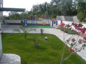 um quintal com um parque infantil com um parque infantil em Apartment in Dramalj with sea view, balcony, air conditioning, WiFi 4623-6 em Dramalj