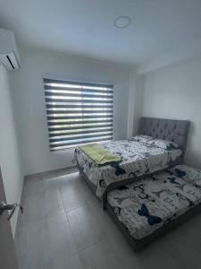 a bedroom with two beds and a window at Casa Acacías - Meta in Acacías