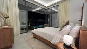 Postel nebo postele na pokoji v ubytování Private Pool Villa With Detached Suite