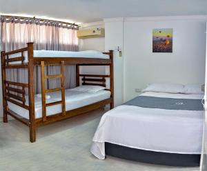 two bunk beds in a room withthritisthritisthritisthritisthritisthritisthritisthritisthritis at Apartamento Familiar en el Rodadero in Santa Marta