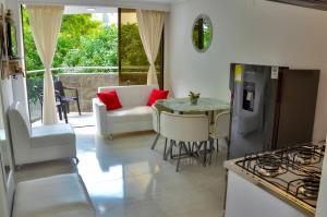 a kitchen with a table and a kitchen with a stove at Apartamento Familiar en el Rodadero in Santa Marta