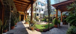 une cour avec une fontaine et des plantes en pot dans l'établissement Casa Josefa Hotel, à Santiago Atitlán