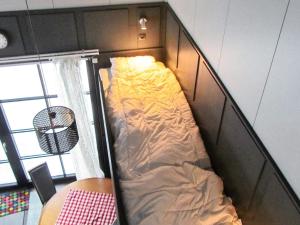 uma cama no canto de um quarto em Holiday home SÄLEN em Stöten