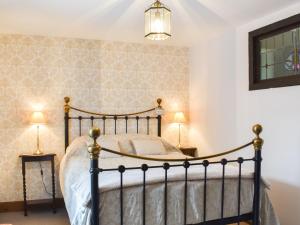 um quarto com uma cama e 2 candeeiros nas mesas em Primrose Cottage em Elgin
