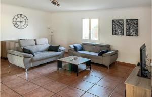 - un salon avec deux canapés et une table basse dans l'établissement Stunning Home In Salles Daude With Wifi, à Salles-d'Aude